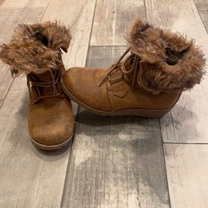 Cute winter boots size 13